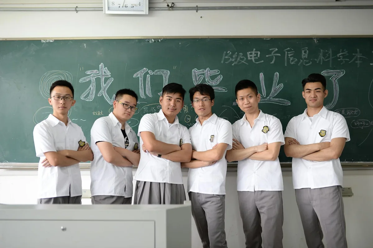 企业宣传片拍摄现场导演与摄影师沟通画面